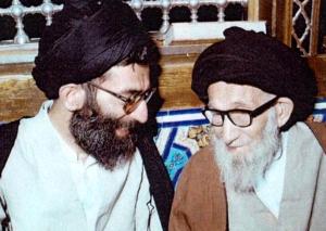 تصویر رهبر انقلاب در کنار مادرشان خدیجه میردامادی