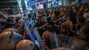  جنجال و درگیری در ترکیه در پی شائبه توهین یک مجله طنز به پیامبر اسلام (ص) 