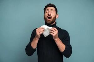 آیا عطسه میتواند شما را فلج کند؟ متخصص پاسخ میدهد