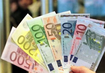 قیمت یورو امروز دوشنبه ۲ تیر ۱۴۰۴؛ یورو با حمله آمریکا به ایران هزار تومان ارزان شد!
